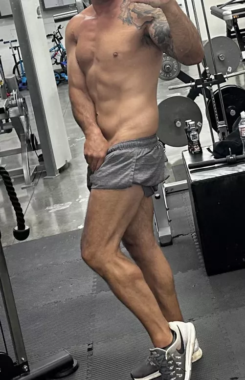 (43) Straight dad if 7… love having a dad bod! by Massive_Version_5573