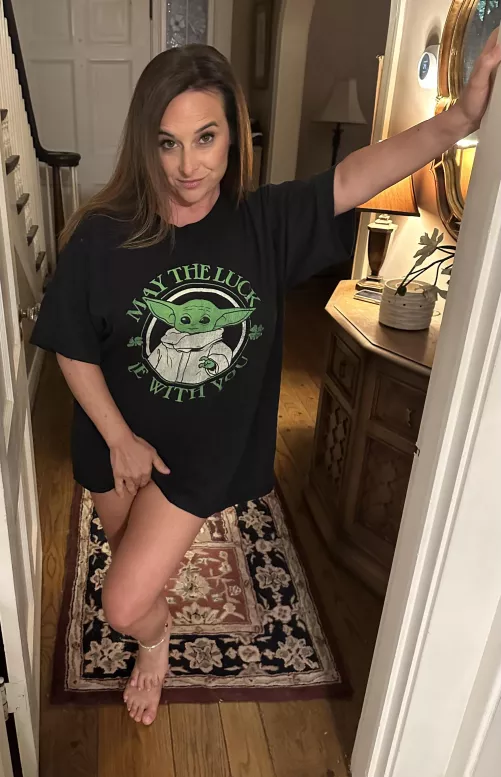 44yo Horny Milf Will Take off the Tshirt if you’re lucky by sophienextdoor