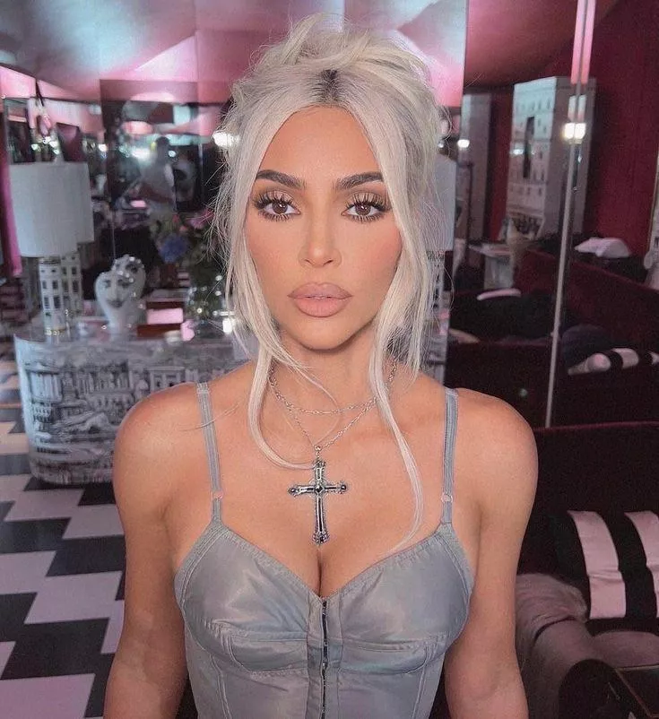 D-M ME LETS PLAY A GAME. We both take turns naming a celebrity and then we proceed to find the best 3 pictures of them and decide who’s the winner. 🥇 posted by tman_096