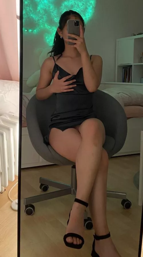 Do you think green suits me?💚 by Sad_Bat6485