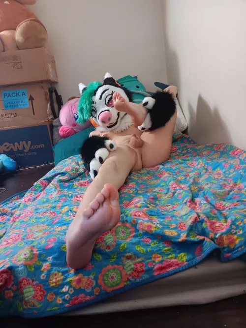 Geez, calm down! See? Feet~ by RickiTheShy