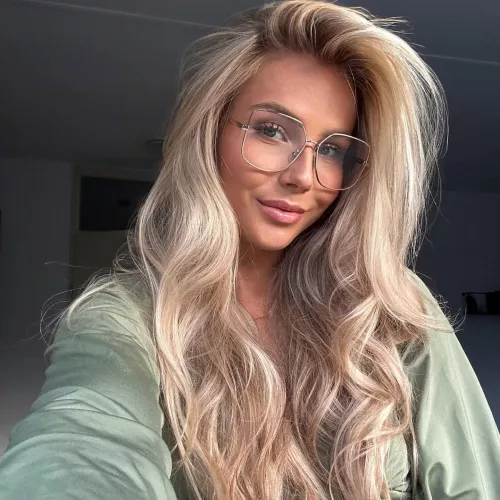 Julie Jansen by HonestRunner