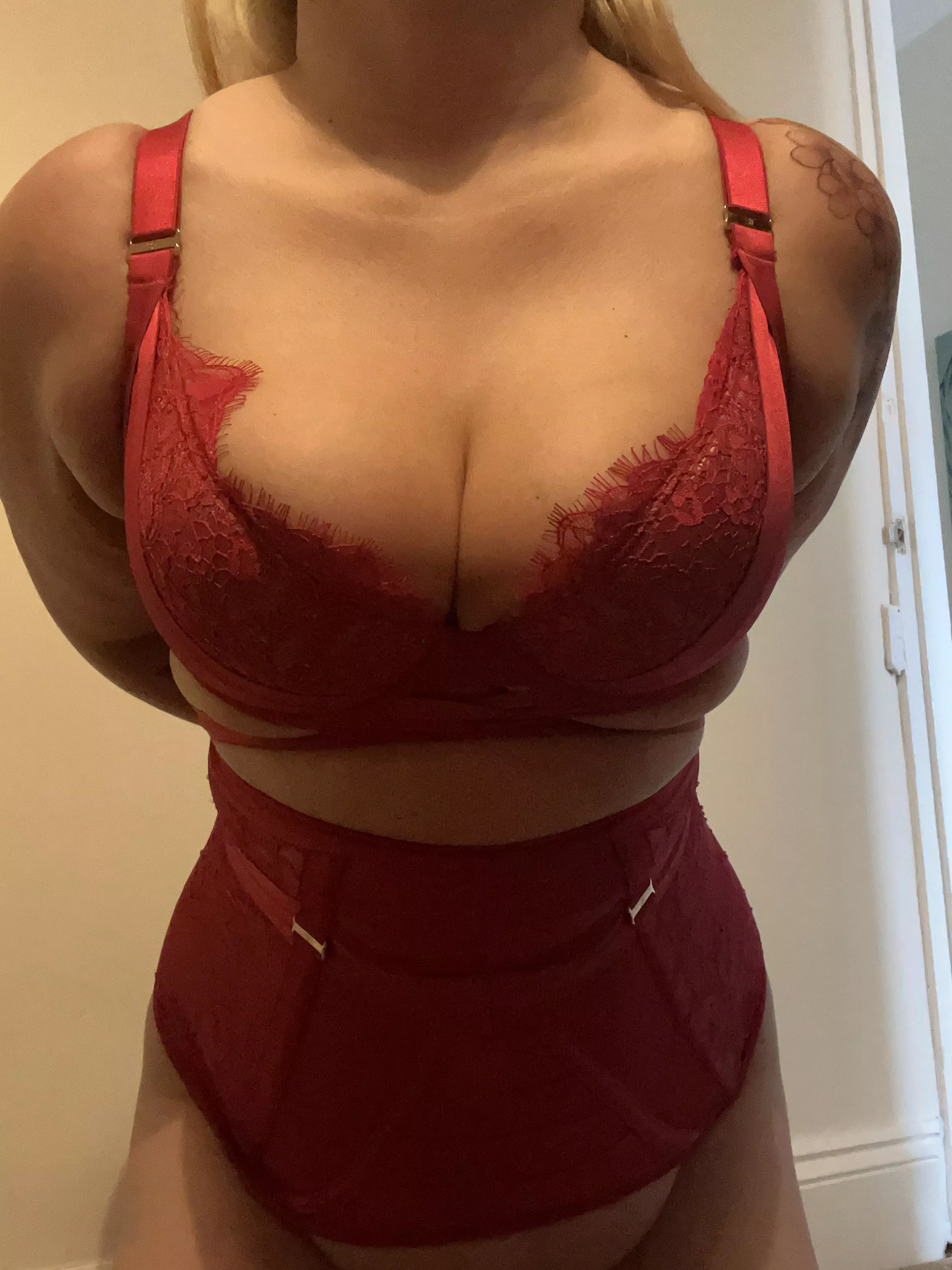 Red is such a naughty colour 🙈 posted by anonydoph