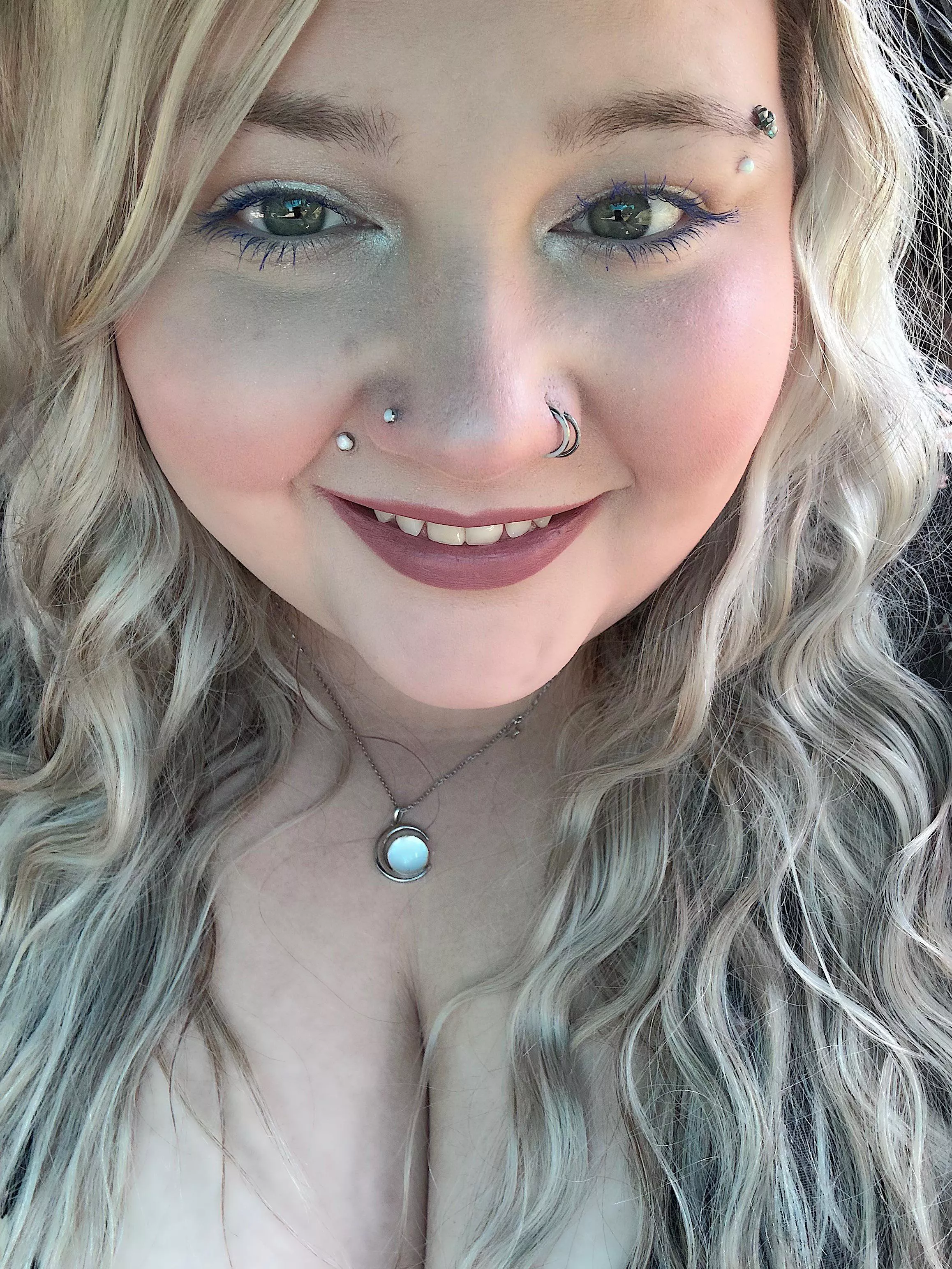 Tell me something positive on this Friday Eve! 😘 posted by rawrxoxo2