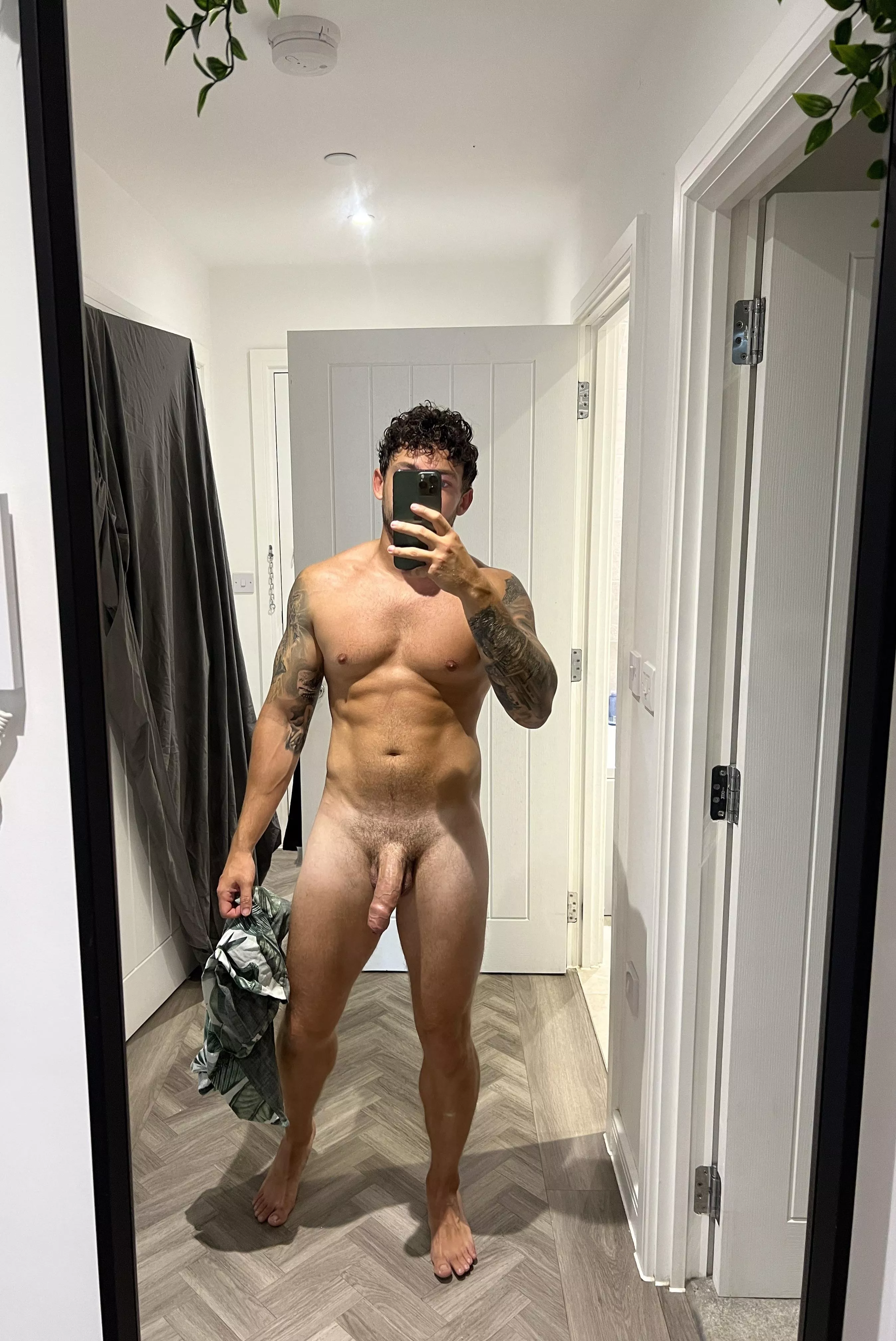 Who can give me a hand with this laundry? I’ll repay the favour in kind 😏 posted by 1dollarscratchy