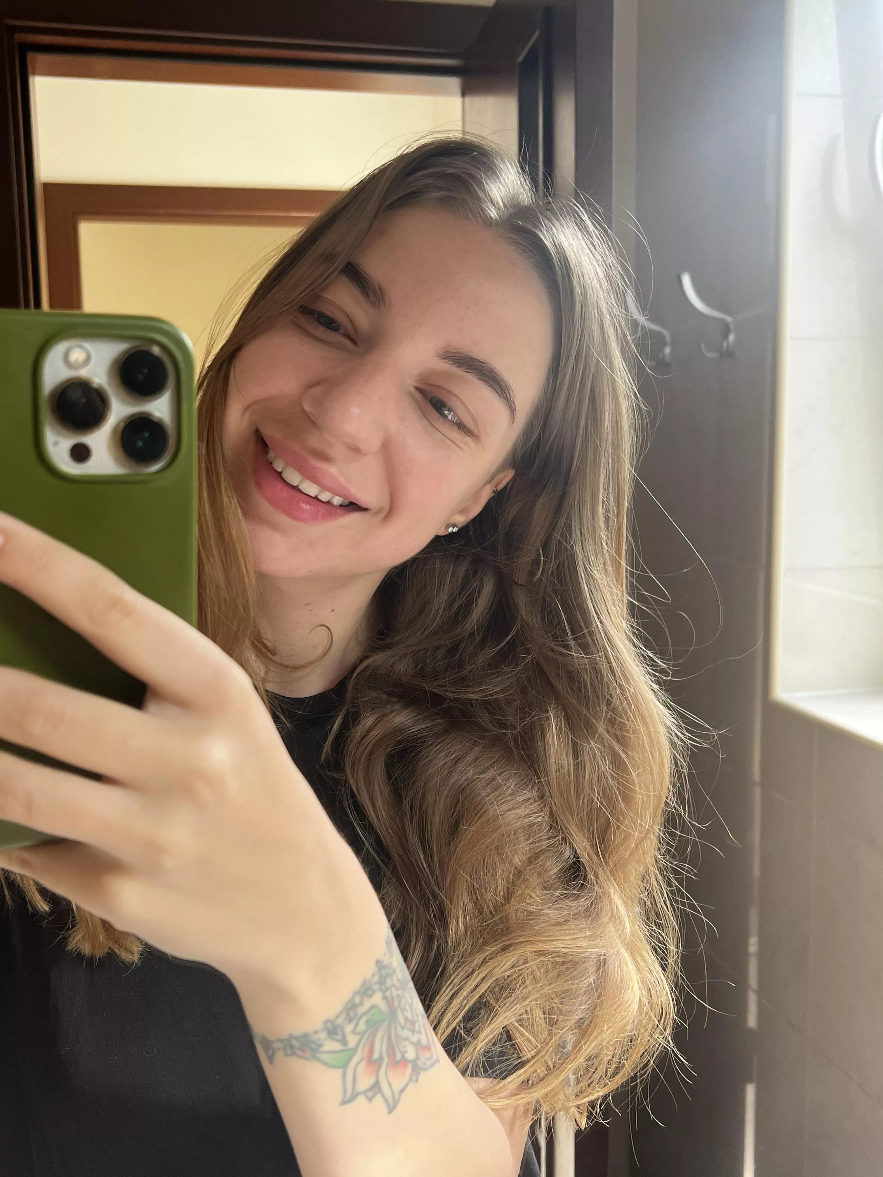 always cute and very happy [f20] @psy_caroline_cat posted by Amazing_Donut_616