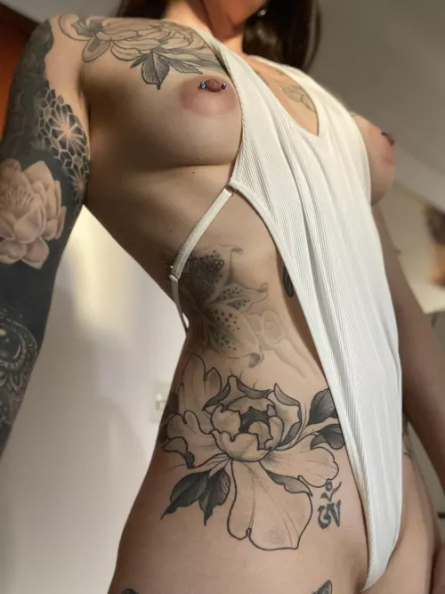 Would you fuck a tattooed girl with piercings on the first date? by xxjustmiaxx