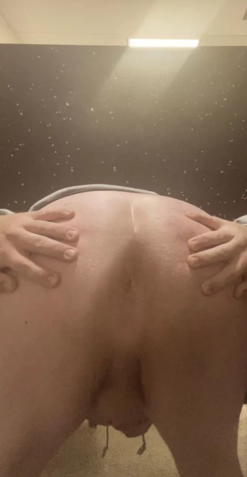 29 DL bottom, you never know what’s going on in the stall next to you. by lsphopey