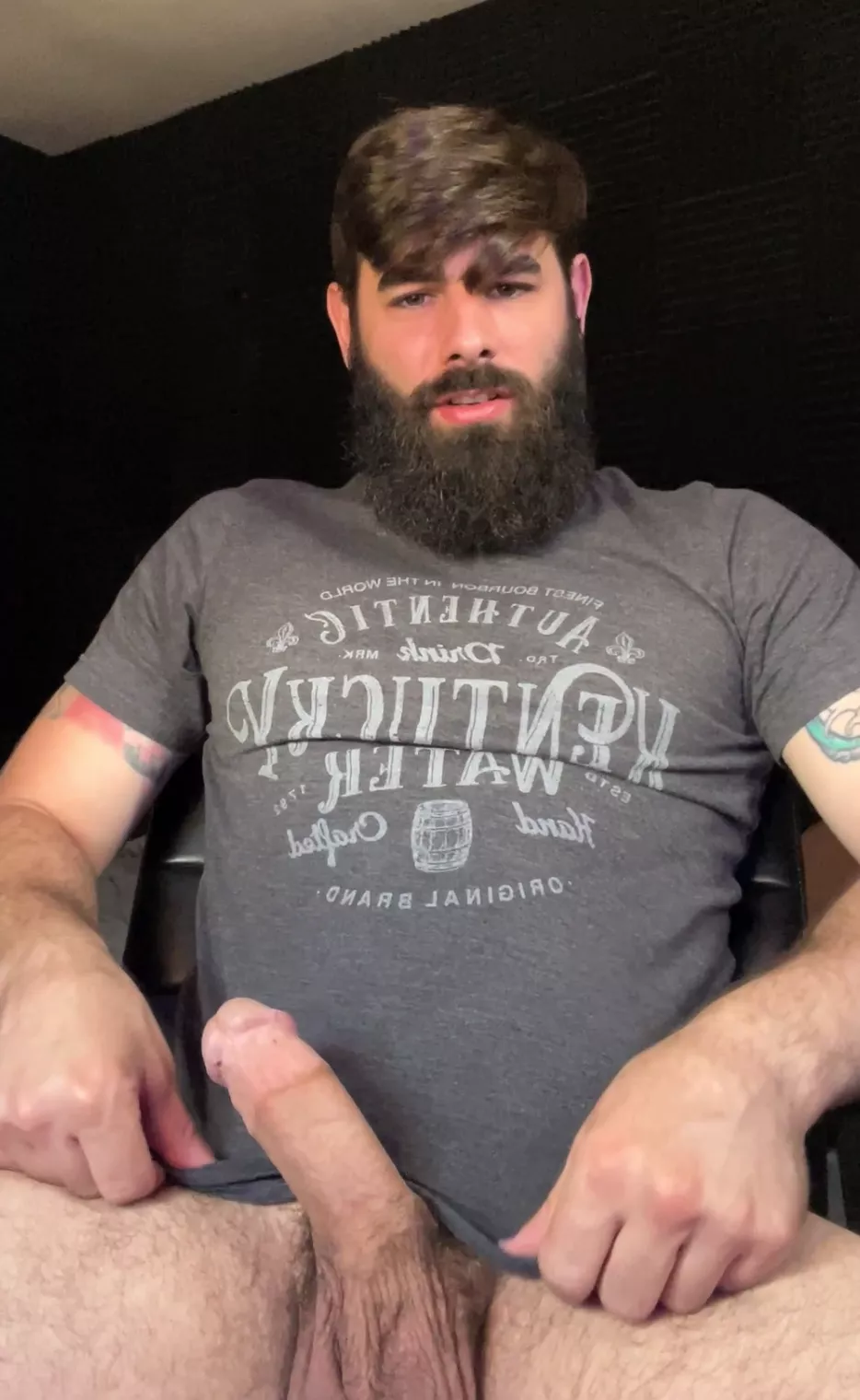 [32] Hanging out. Cheers to the fellow Beards out there. posted by AxleRodStewart