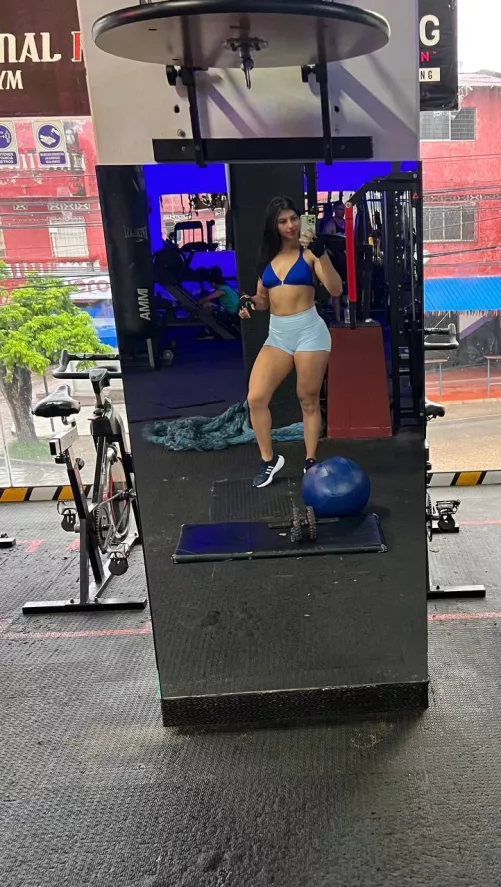 Embracing the gym life with a selfie by Ringedsplitter