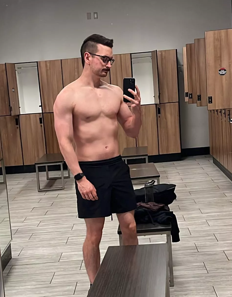 Haven’t taken a gym selfie in a while, thought I’d share 😅 posted by _dipfit_