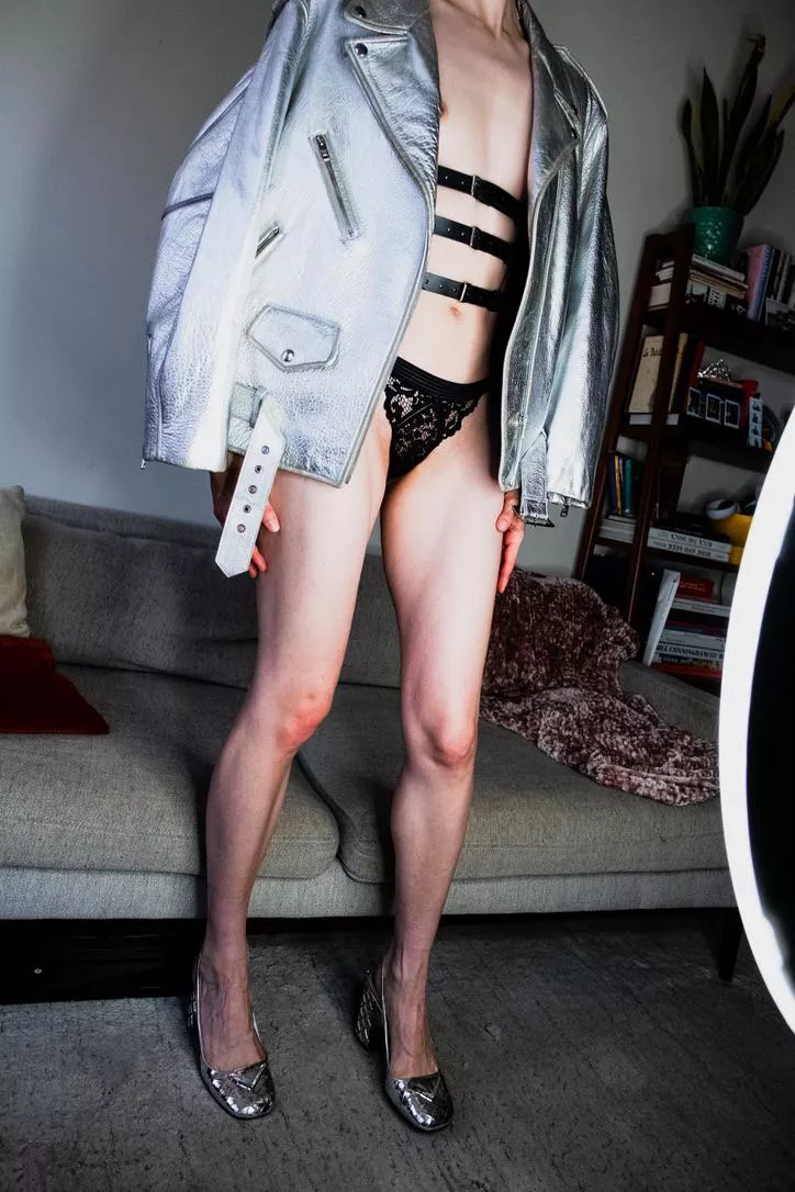 Playing with the light posted by flexidancer_xx