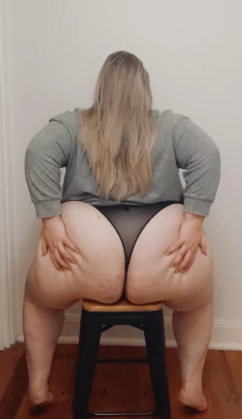 Those handprints tell you just how heavy this ass is 😮‍💨 by bbwamazon