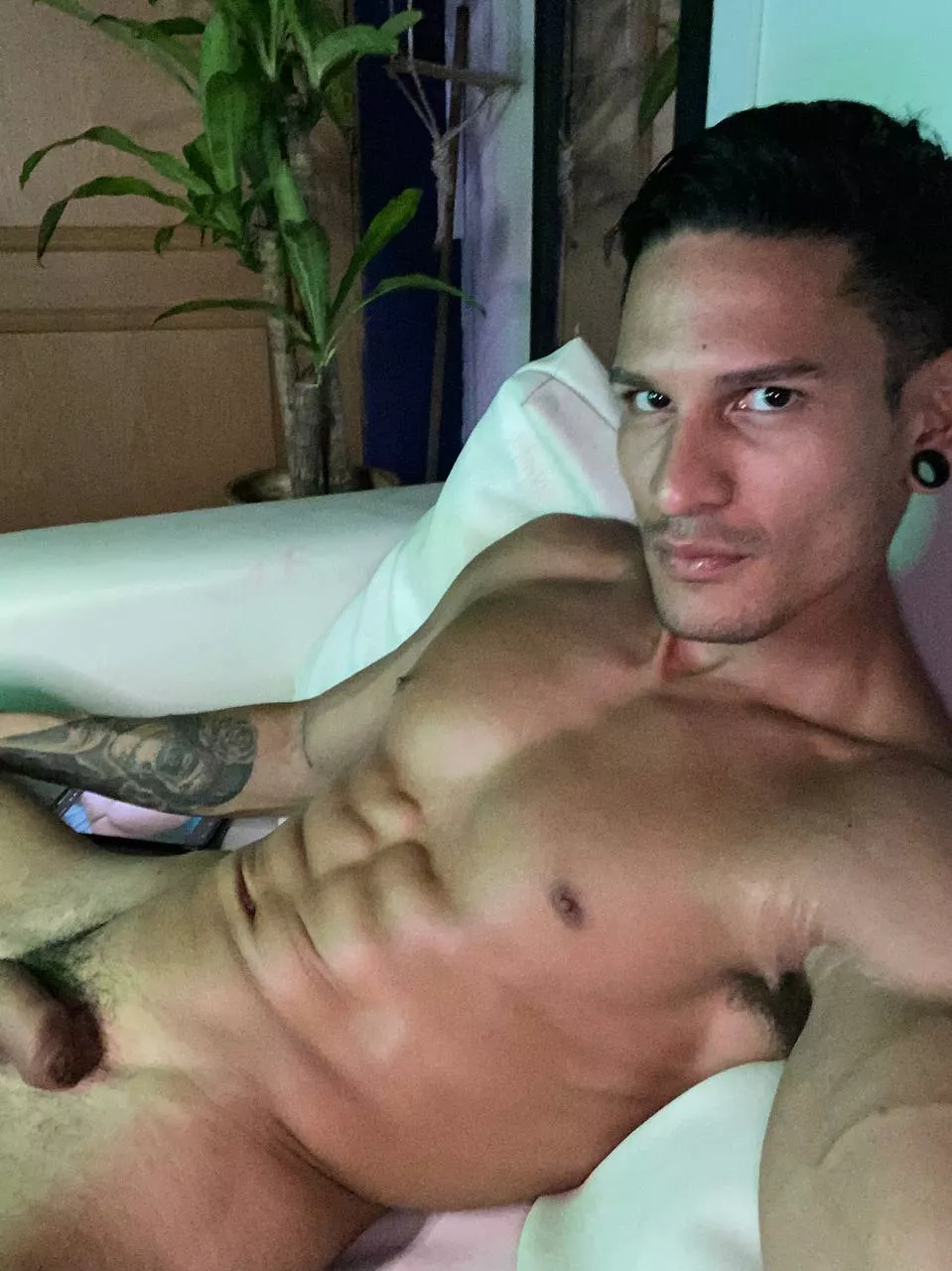 Who thinks I’m hot? posted by DarrenBi