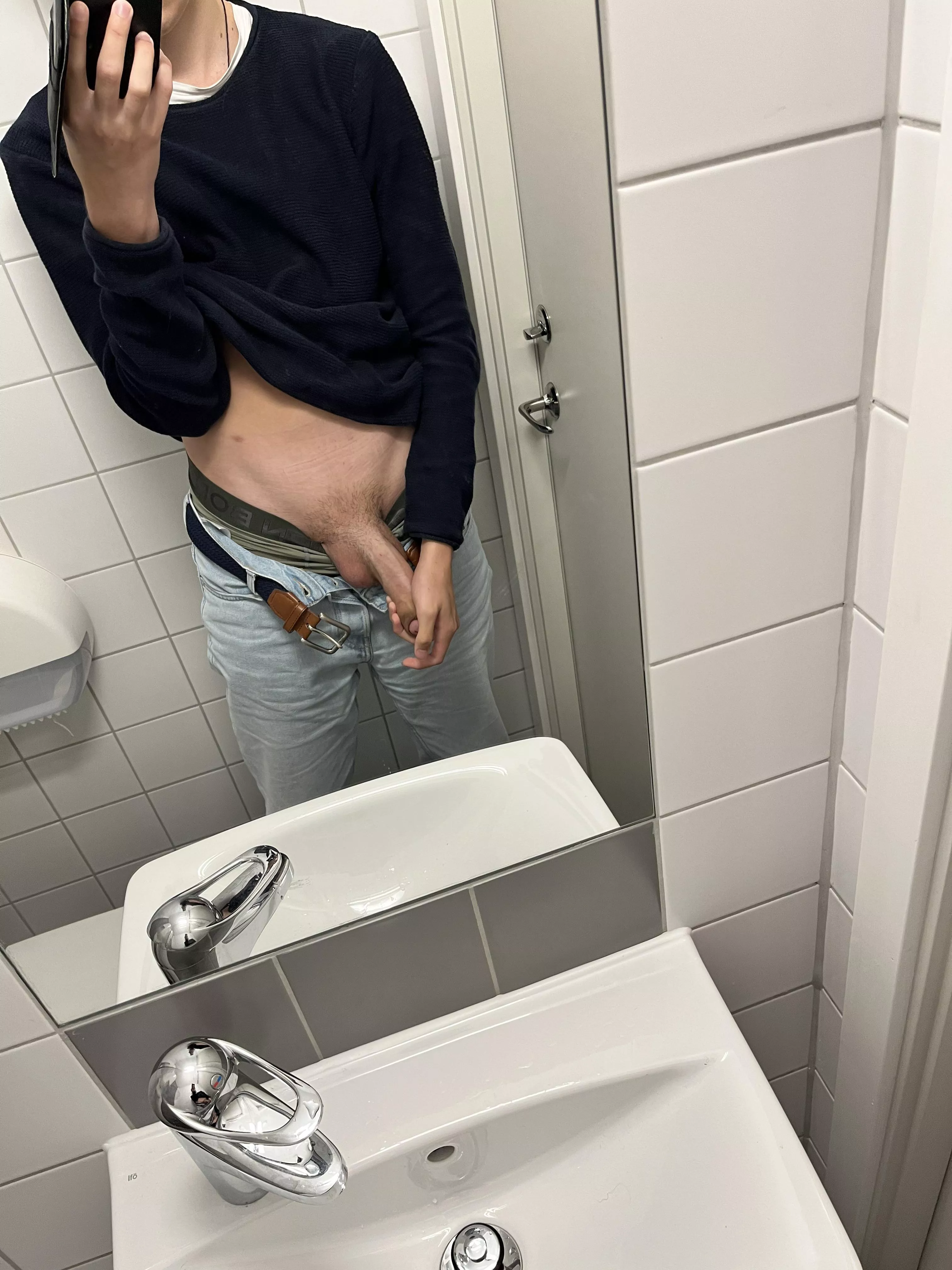 Class was so boring so I had to do something fun 😏 posted by Markusves-593