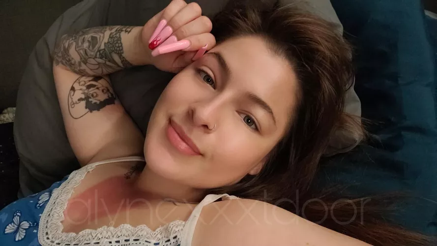 Let me give you rubs in bed by alynexxxtdoor