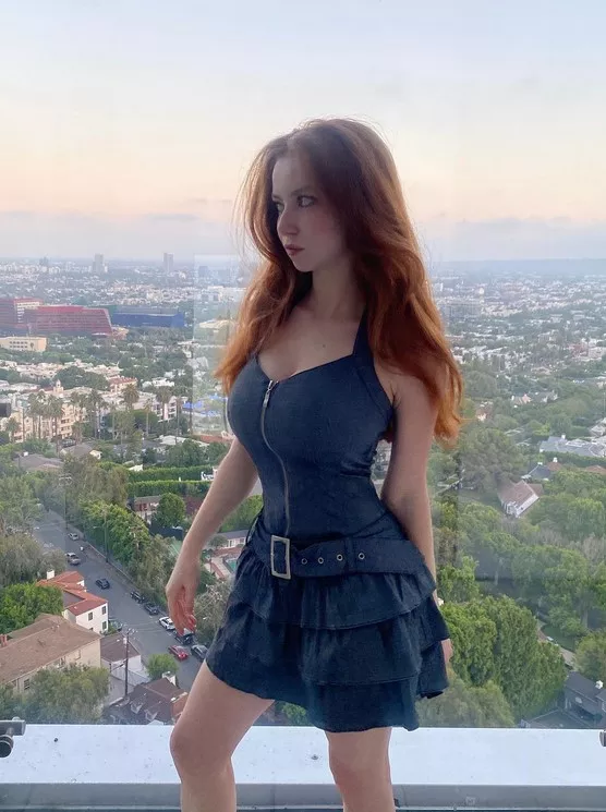 Petite redhead posted by Desecr8or