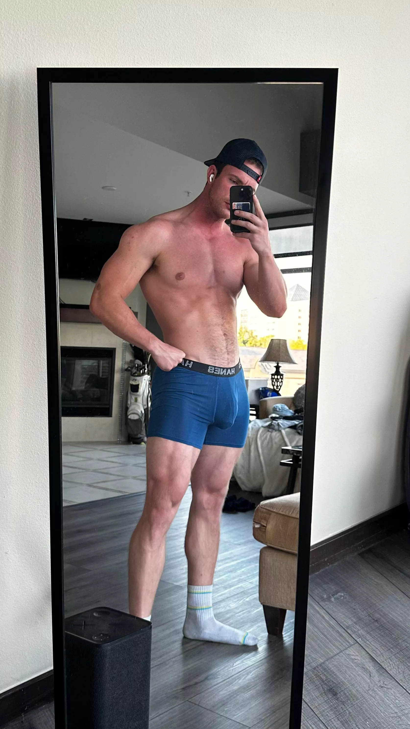 6’3 215lbs 😝 posted by FLEXXAPPEAL