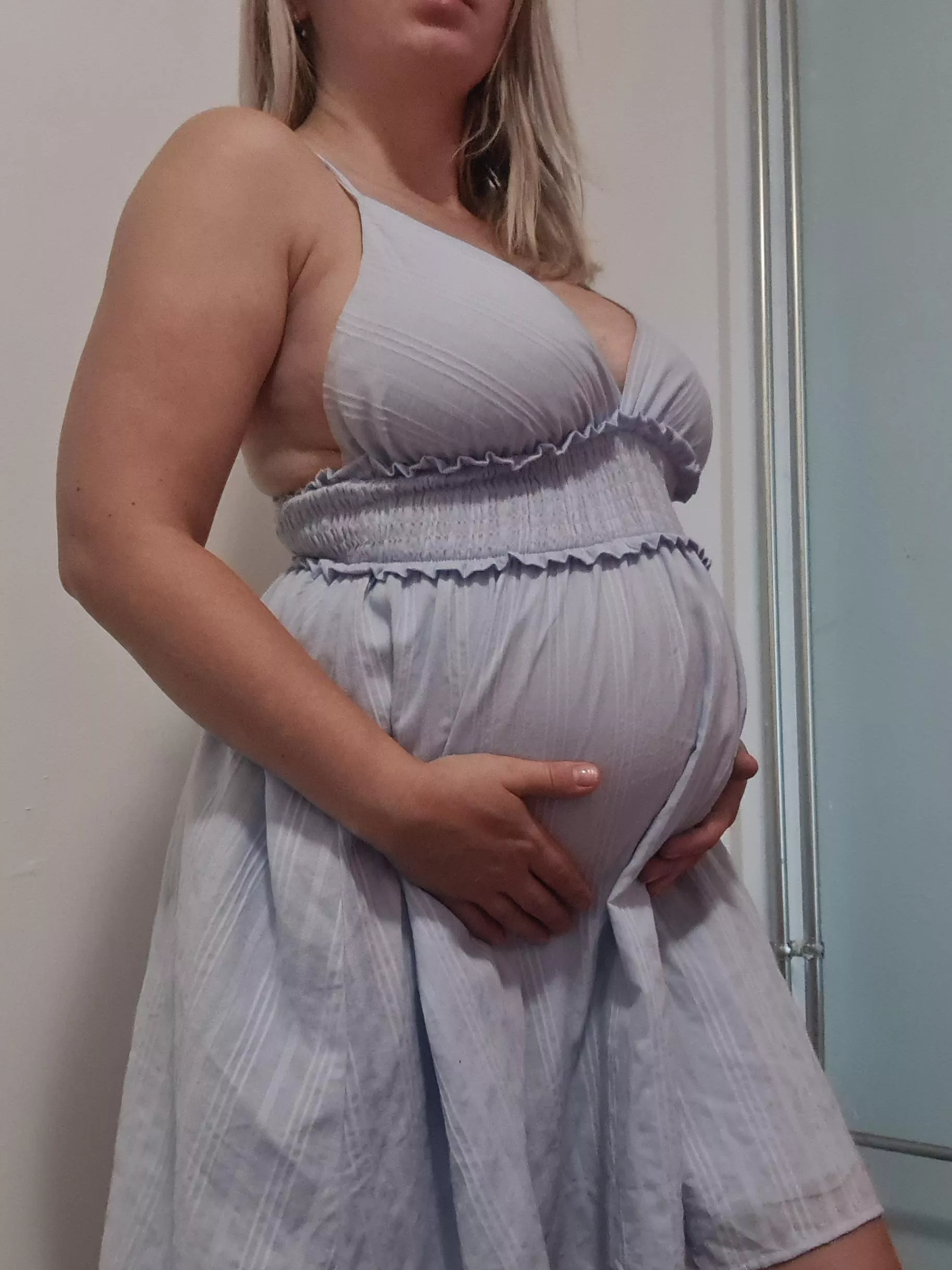 Do you like pregnant woman in dresses? posted by brandicandy01
