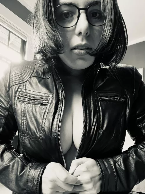 How's this for a thirst trap? 🩶 by GraysonMagpie