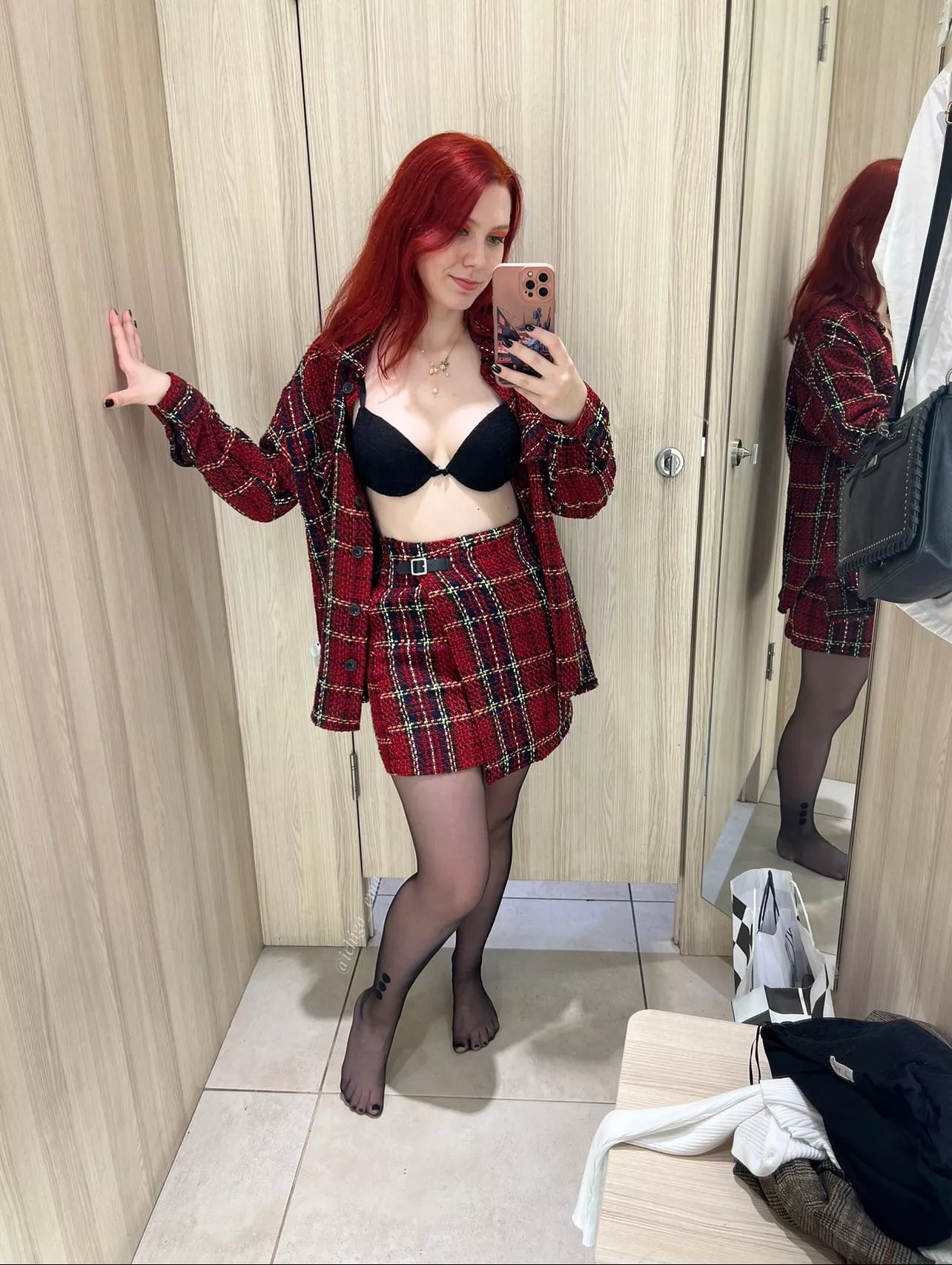 Red😍 posted by ichigo_emaa