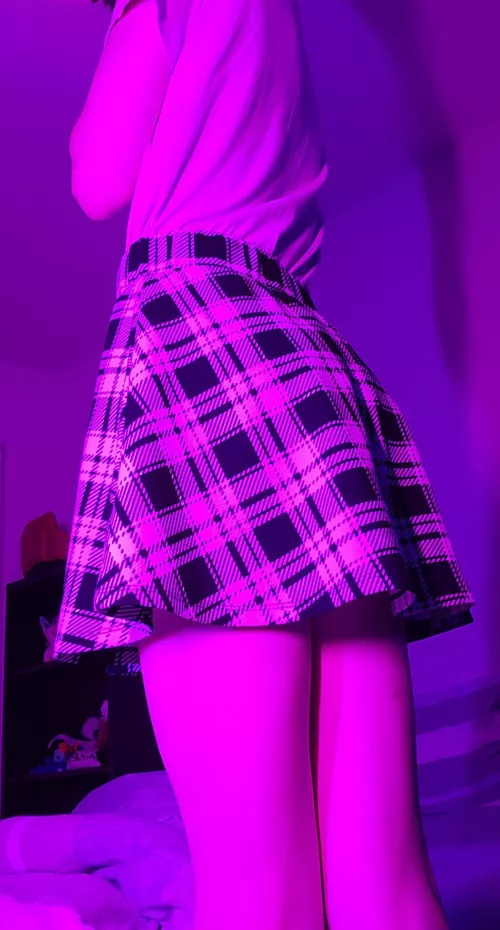 Say hello I'm shy 👉🏻👈🏻 by liyvaria