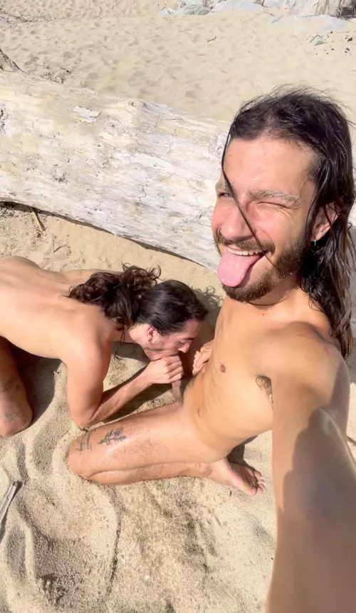 Who doesn’t love some outdoor naughtiness 👅💦 by dreamtwinss