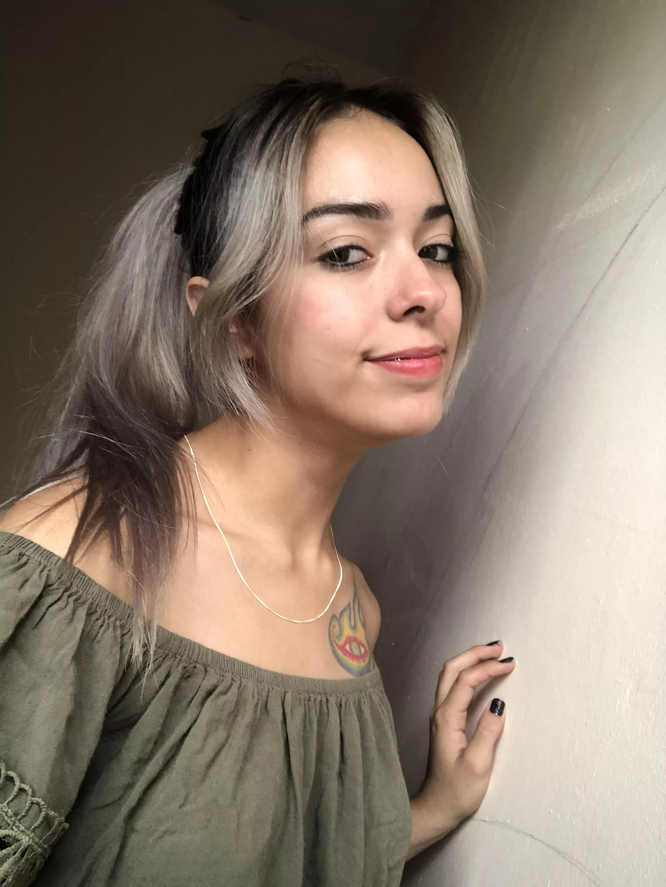 A simple smiling selfie :) [IUTR] posted by GruesomeAscent