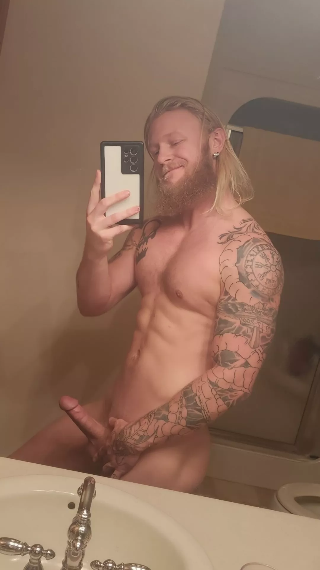 Body dysmorphia is a bitch, could use a little mood bump 😮‍💨 posted by Mason_albino