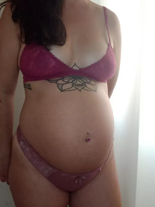 Heyyy 🫦 what do you think about my tattoo on my pregno belly? Send me some loveee ❤️‍🔥 30 weeks todas! by NotASpecialGirl_