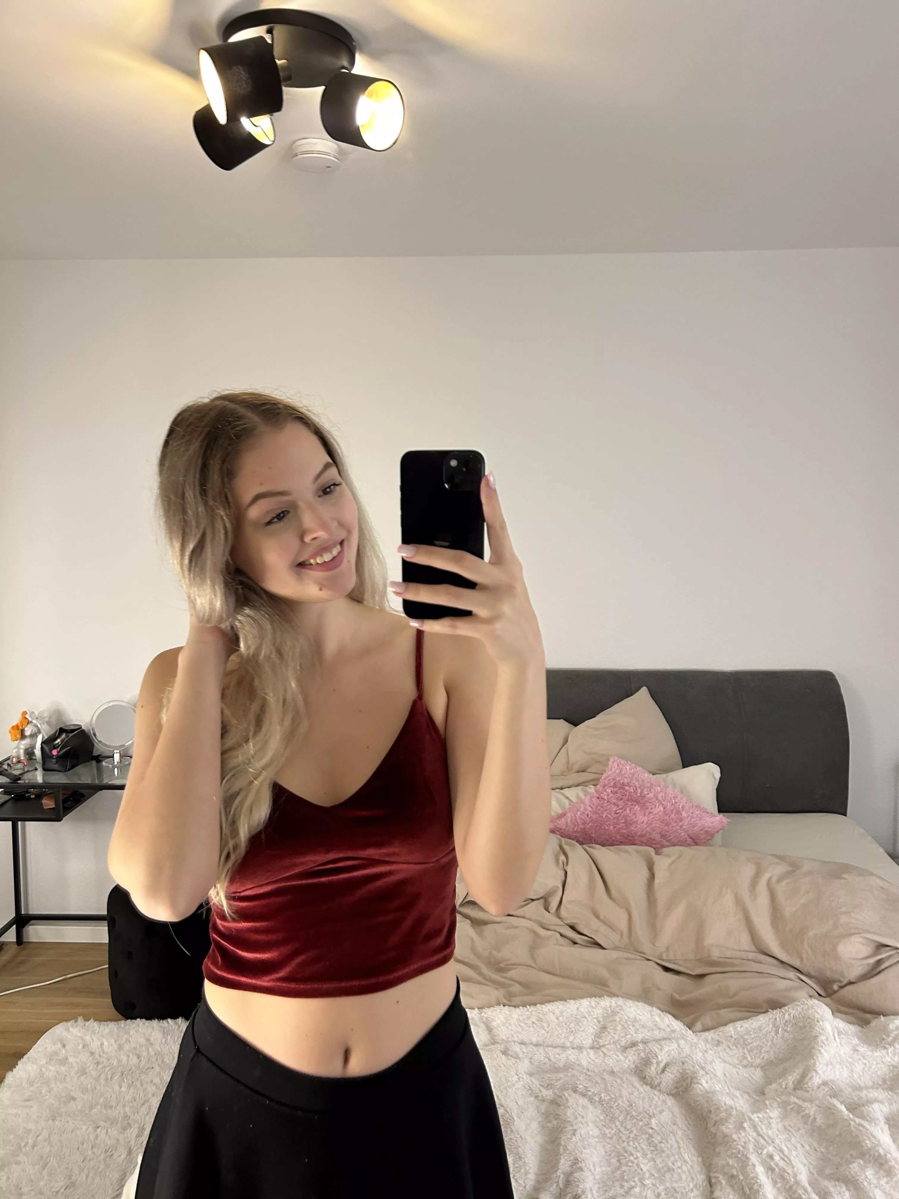 i feel so awesome in my new velvet crop top🤗.. posted by SaCarnhy