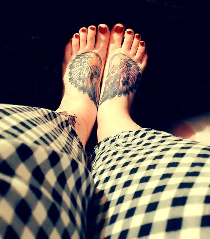 I want cum all over these feet 🤤 posted by Aroharosexo