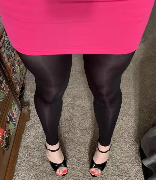 So anyone want to cum on these pink toes💋❤️ by D5P00L84