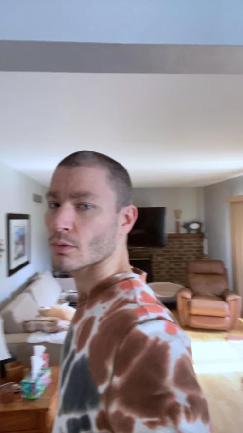 Tiny bit Blurry because it was a dramatic head turn ;) wouldn’t it be coool to become art on the show glow up ! Gotta try some makeup I think 🧐 by druachu