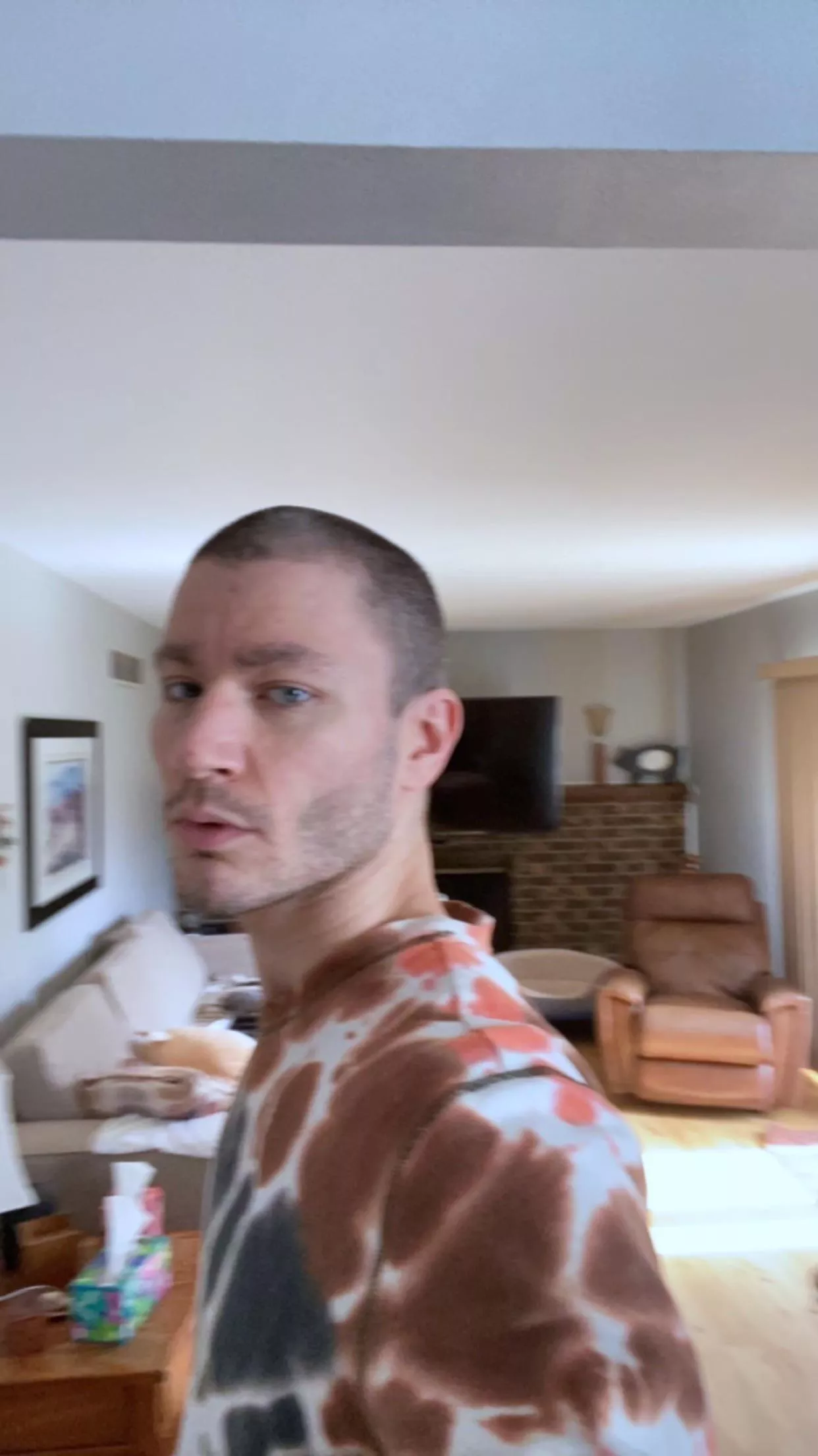 Tiny bit Blurry because it was a dramatic head turn ;) wouldn’t it be coool to become art on the show glow up ! Gotta try some makeup I think 🧐 posted by druachu