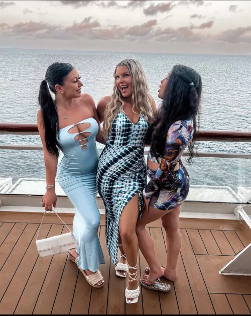 Trying not to look by poorur3