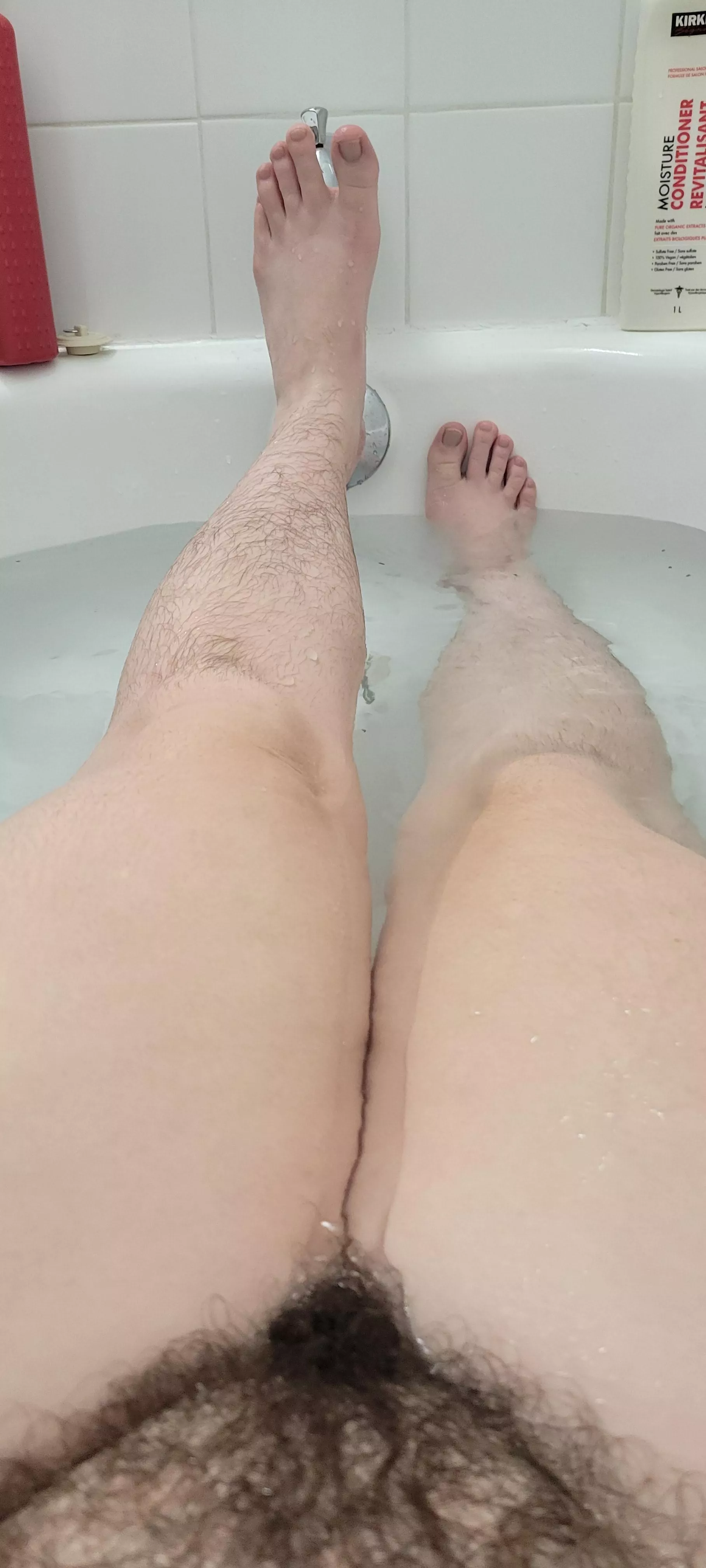 wet feet 💦 posted by polylesbokitty