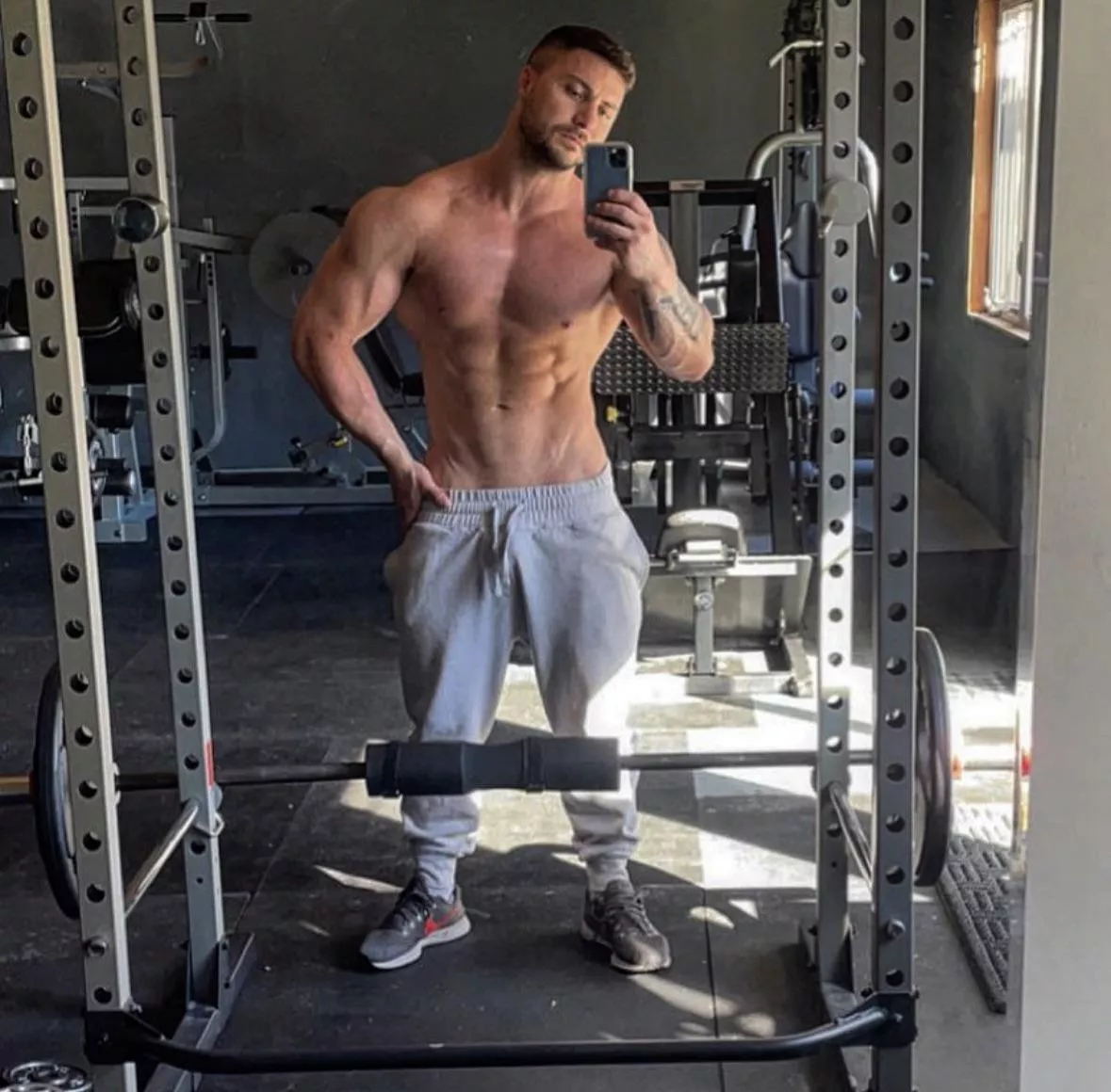 Who wants to come train with me 😈 posted by Averagejoe_fit