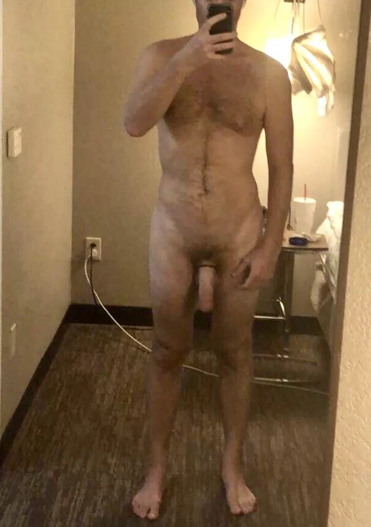 [42] 6ft5 daddy all alone in this hotel. PM’s welcome posted by ineveningair