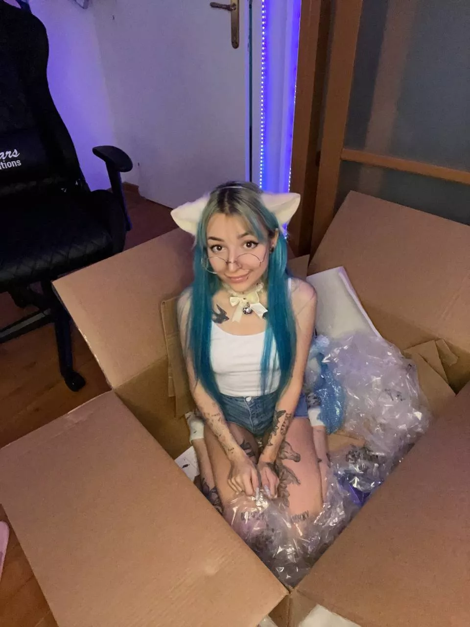 Ding Dong! Your cutie has delivered! Start to play? posted by Lanauntouchable