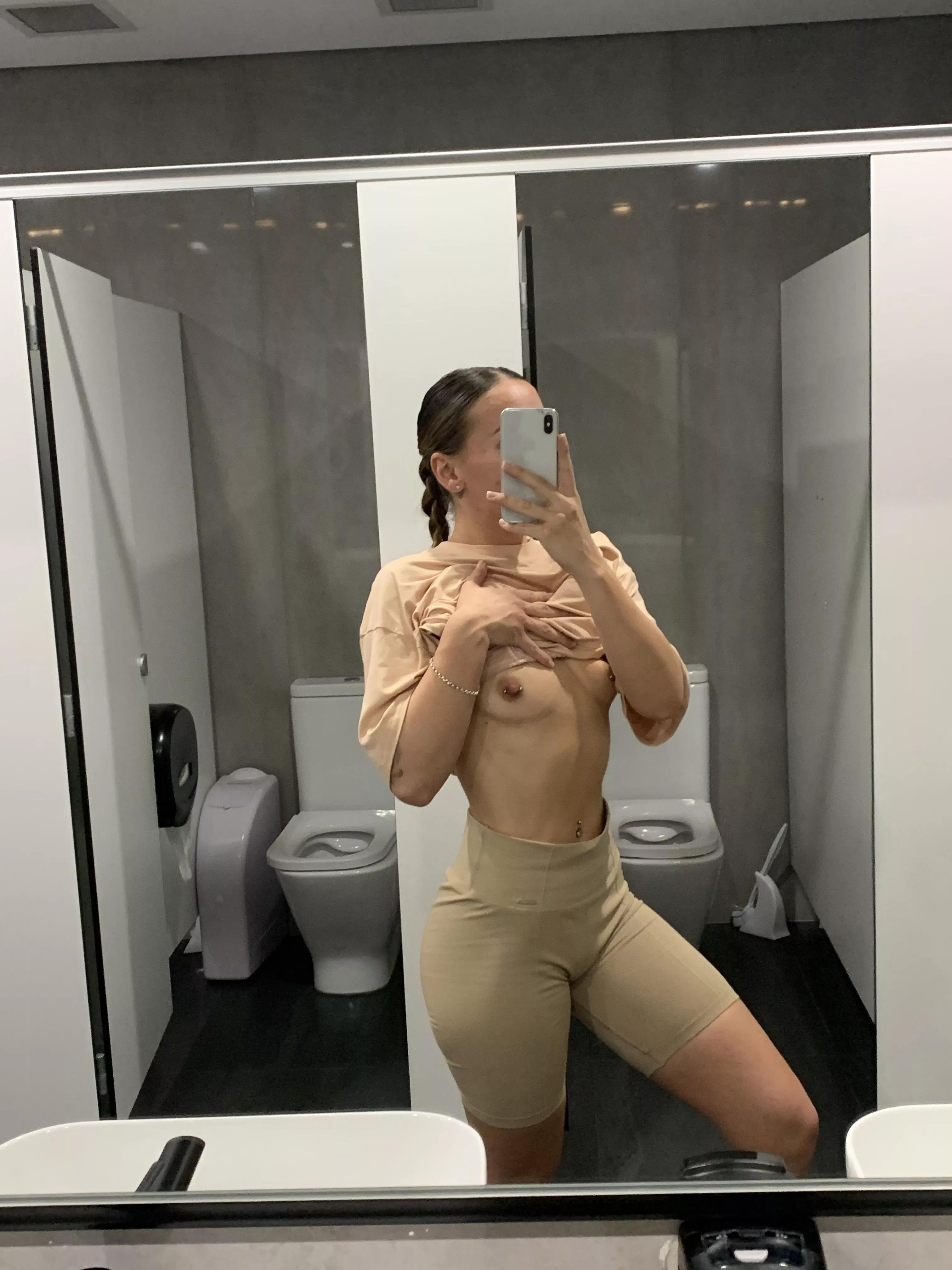 I got caught taking nudes at the gym lol posted by lewis_hidden