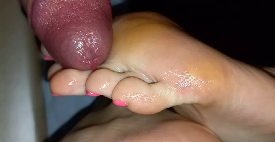 Rubbing the frenulum with her toes by foot_heaven