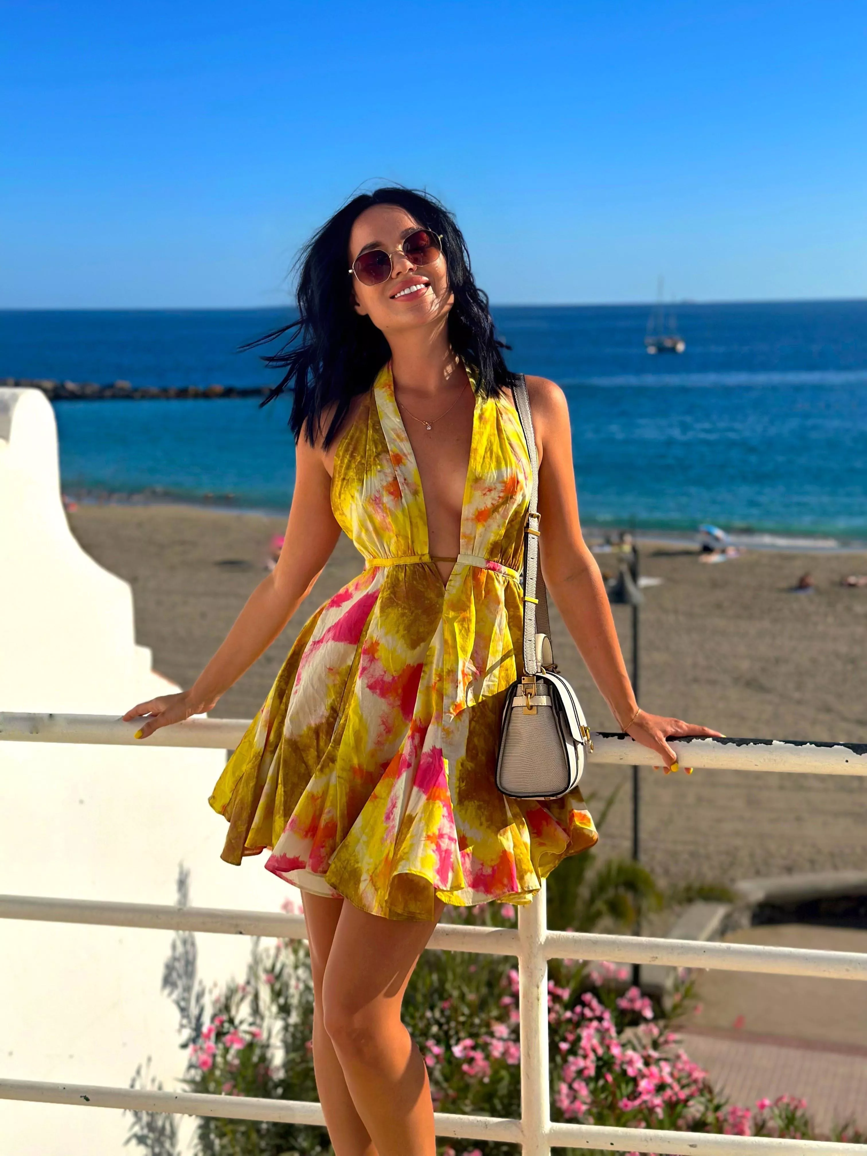 sunny dress for smiling girl posted by DaineBarbsa