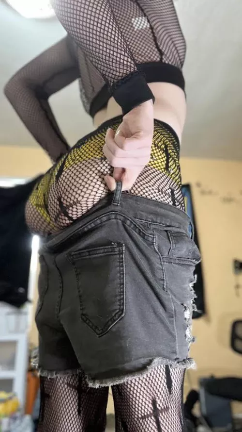 The squats are paying off omg 😱 by Smol-Fawn