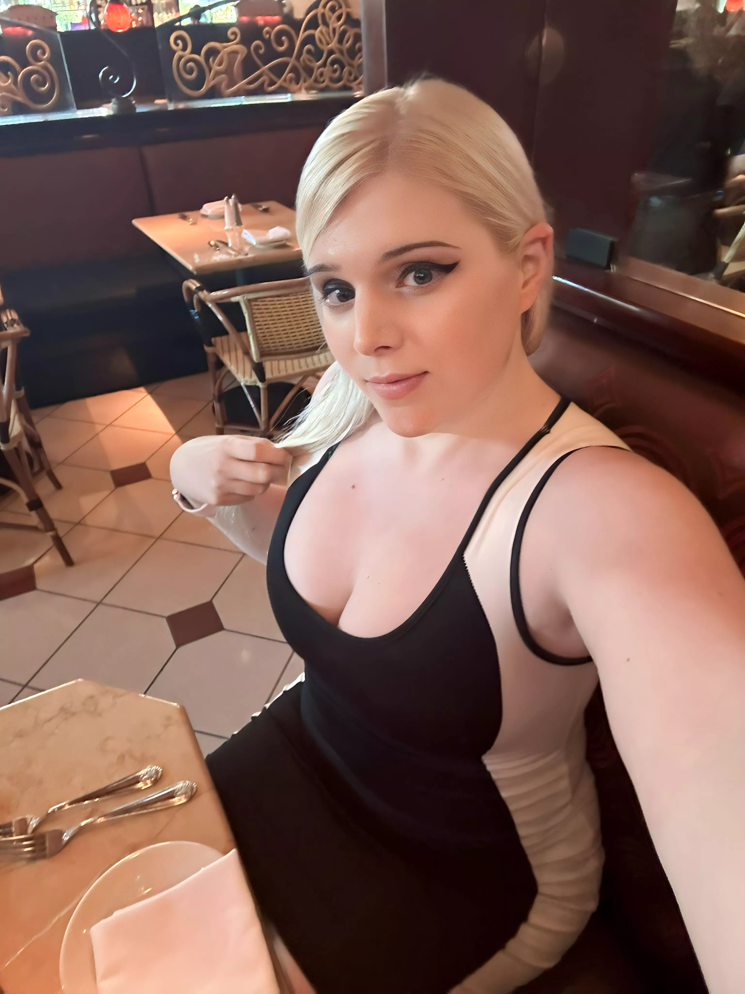 Did this curvy femboy look cute at dinner? 🥰 posted by amandaraesfw
