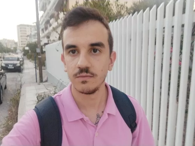 Felt insecure, here's my face 😅😅 by Axaxou