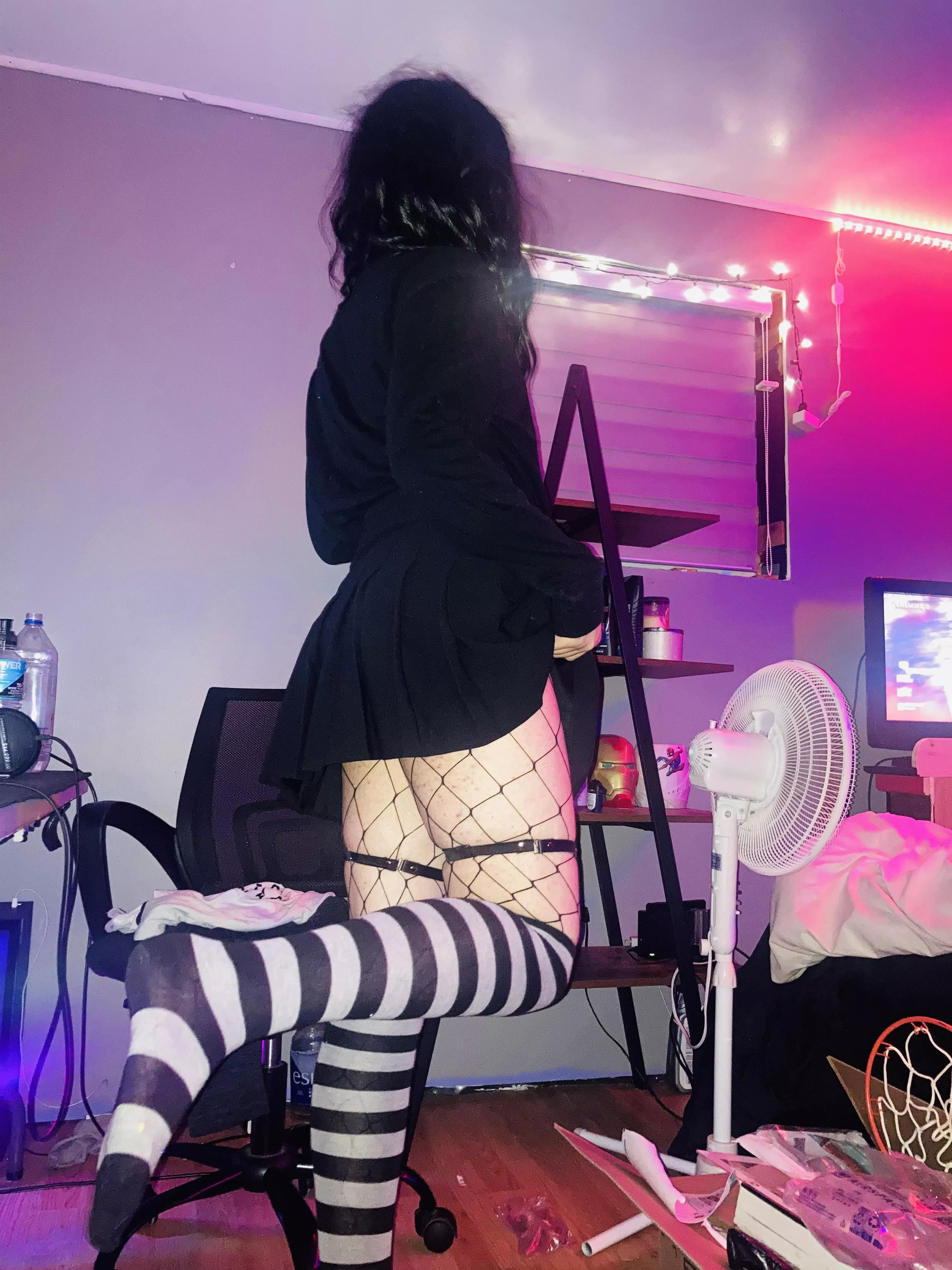 Hiiiiii (ignore messy room) posted by Impossible-Choice-91