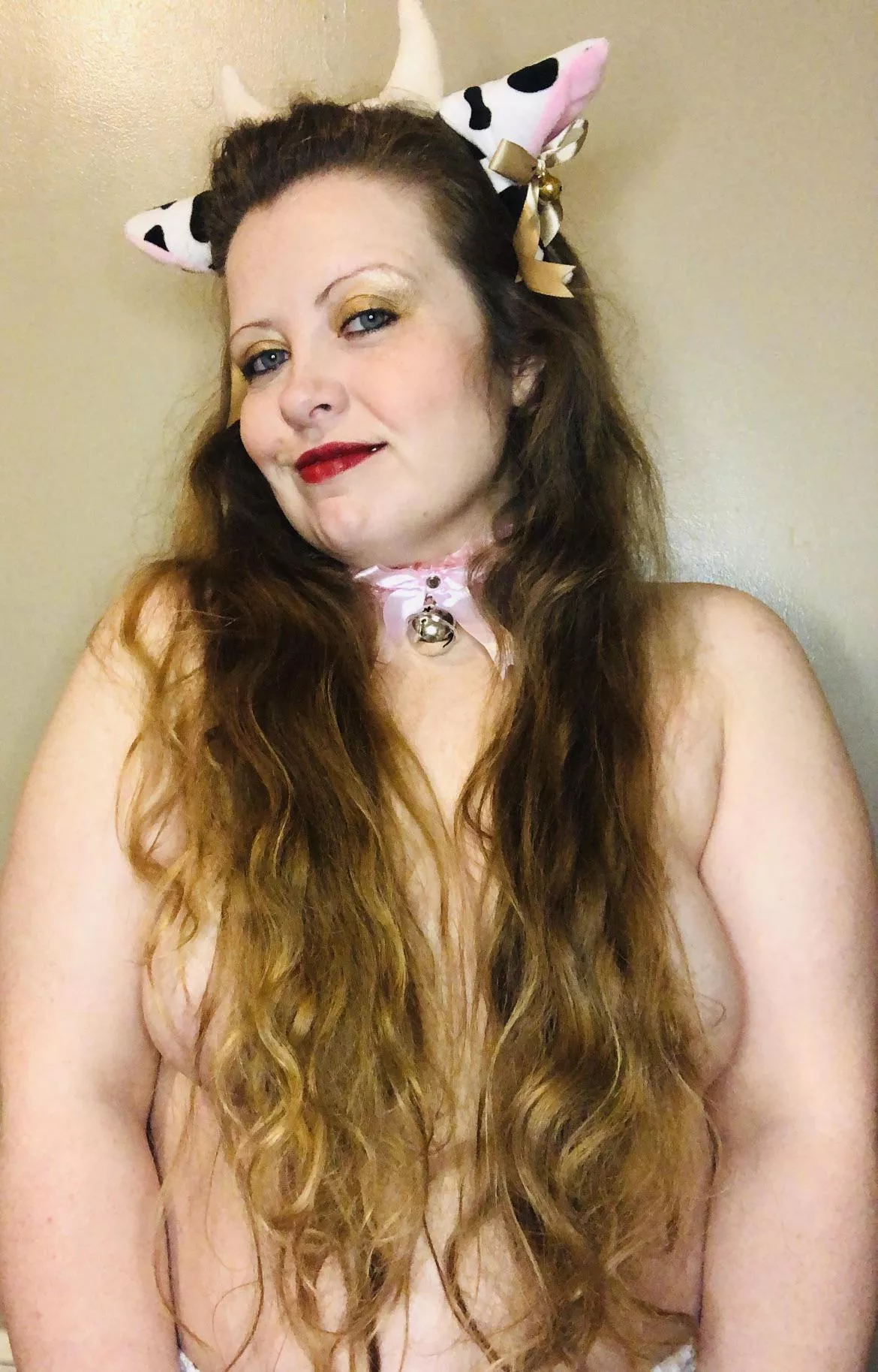 I love how my hair is long enough to be a bra 💋 posted by MissNicoleCoquette