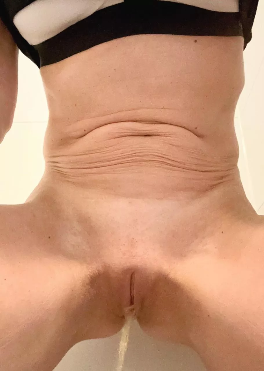 Just a quick pre-workout pee selfie posted by hotfitmilf2