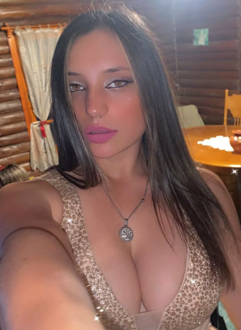 Sexy babe😘 posted by uizzicalCouncilman